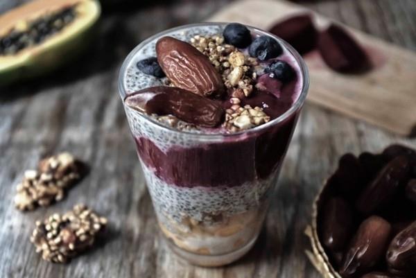 Smoothie terveellinen herkullinen papaija granola siemenet chia siemenet päivämäärät mustikat granaattiomena