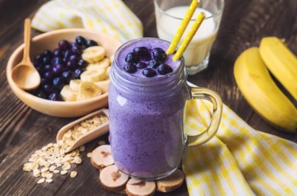 Smoothiet tekevät terveitä ja ohuita mustikoita ja banaanimaissihiutaleita