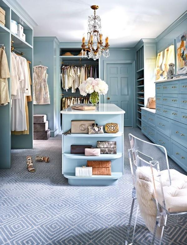 Joten voit laittaa oman maton ja pukuhuoneen siniseen, moderniin tyylikkääseen