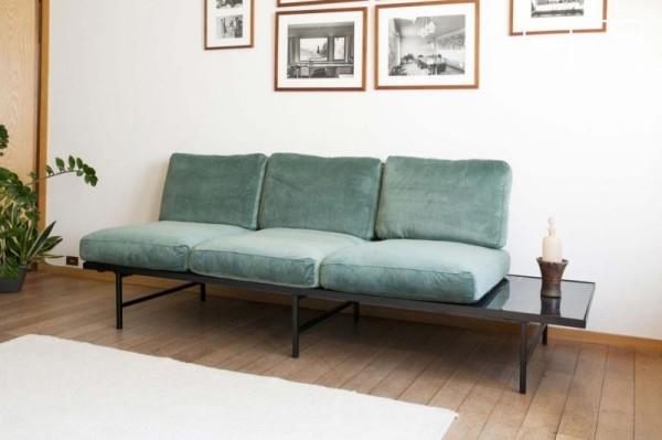 Kolmen istuttava sohva, jossa on integroitu pöytä