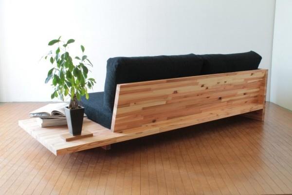 Sohva, jossa on integroitu pöytä, puurunko, hylly huonekasveille