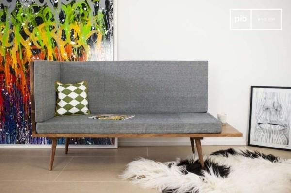 Sohva, jossa on integroitu pöytä, harmaa verhoilu, puurunko, koristetyynyt