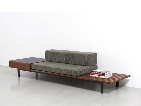 Sohva, jossa on integroitu pöytä, yksinkertainen muotoilu, puurunko, kaksi hyllyä kirjoille