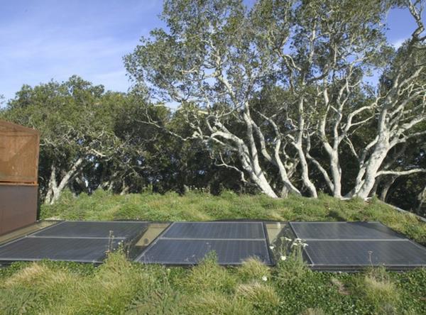 Aurinkomoduulit ja aurinkopaneelit nykyaikainen maisema eksoottinen