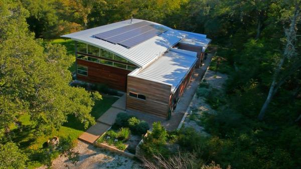 Aurinkomoduulit ja aurinkopaneelit nykyaikaista kestävää arkkitehtuuria