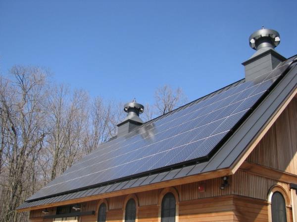 Aurinkomoduulit ja aurinkopaneelit katto