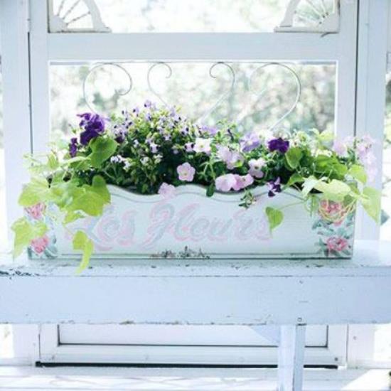 Kesäkukkien sisustusideoita kukkalaatikko vintage -tyyliin ikkunalaudalla herkät kukat kauniit talon koristeet
