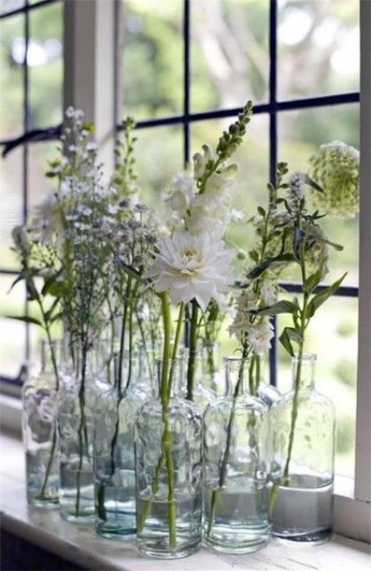 Kesäkukkien sisustusideoita lasit ikkunalaudalla dahlia muut kukat
