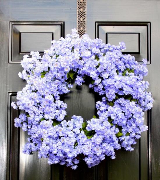 Kesäkukkien koristeluideoita seppele, joka on valmistettu vaihdettavista ruusuista herkällä sinisellä sävyllä
