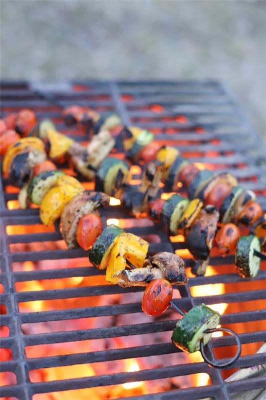 Kesäsalaatit grillattavaksi ja nautittavaksi - herkullisia ja terveellisiä reseptiideoita kebab -vartaat grilli feuer