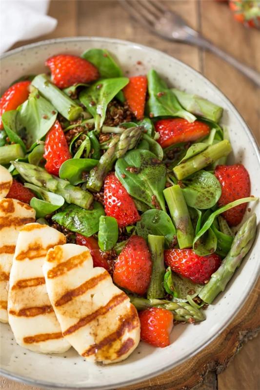 Kesäsalaatit grillattavaksi ja nautittavaksi - herkullisia ja terveellisiä reseptiideoita salaatti mansikat pinaatti tofu
