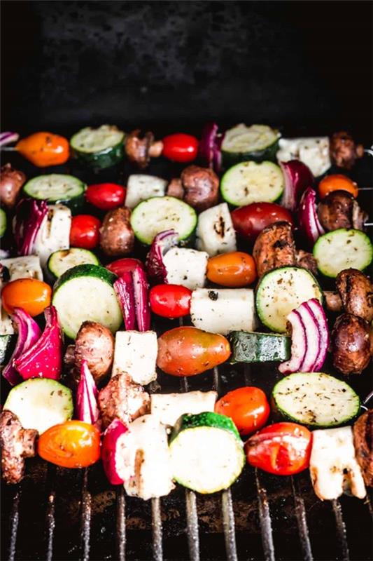 Kesäsalaatit grillaamiseen ja nauttimiseen - herkullisia ja terveellisiä reseptiideoita vihannesten vartaiden grillaamiseen