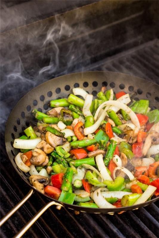 Kesäsalaatit grillattavaksi ja nautittavaksi - herkullisia ja terveellisiä reseptiideoita wok -grillaukseen