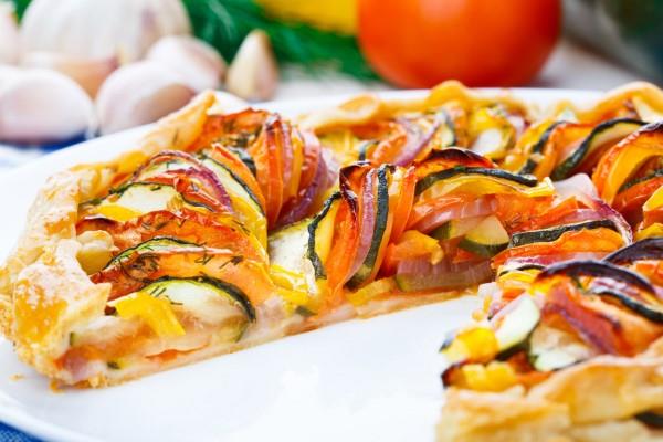 Kesäinen ratatouille -resepti, kuten Pixar -elokuvasta kasvis pizza vegaani