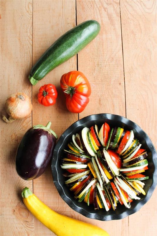 Kesäinen ratatouille -resepti, kuten Pixar -elokuvan sateenkaarispiraalivihanneksista