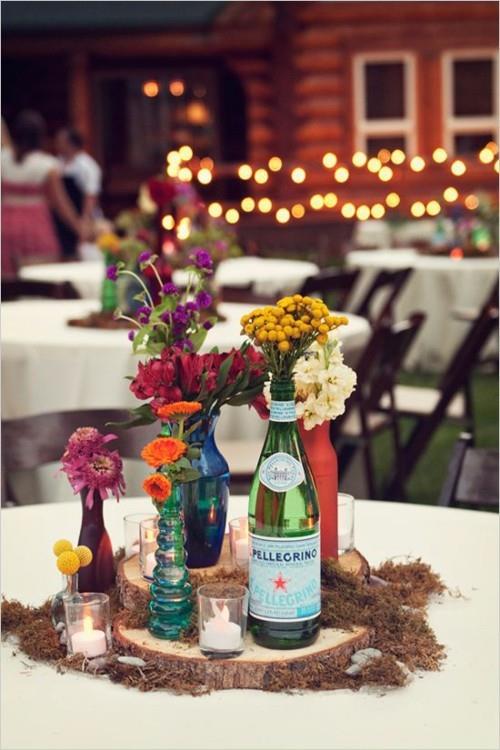 Kesäjuhlan sivupöytä juo kaunista kukkakoristetta
