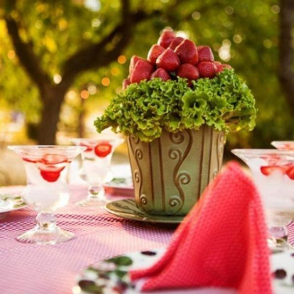 Kesäjuhlakoristeideoita puutarhajuhlapöydän koristeluun mansikoita
