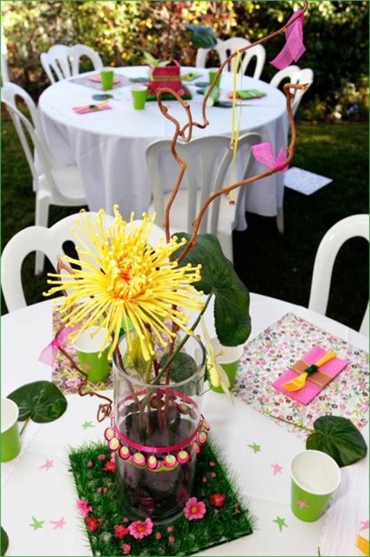 Kesäjuhlat värikkäät puutarhaideat pöytäkoristeet kukat