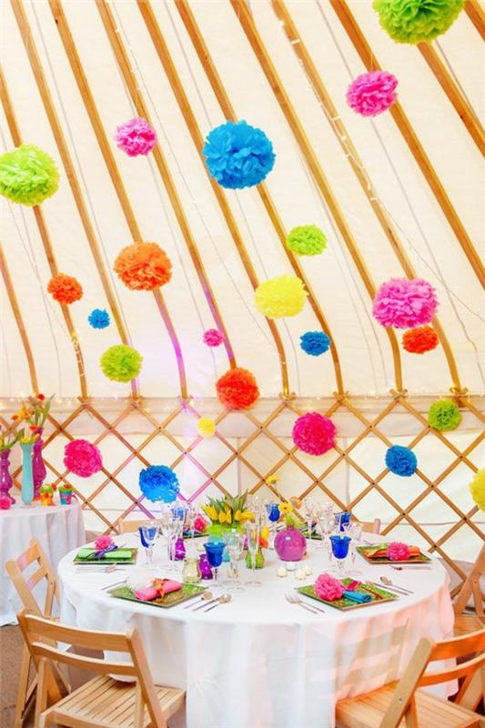 Kesäjuhlien koristelu värikkäitä puutarhaideoita pöytäkoristeita värikäs pallo