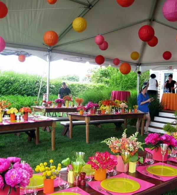 Kesäjuhlien koristelu värikkäitä puutarhaideoita pöytäkoriste roikkuva pallo