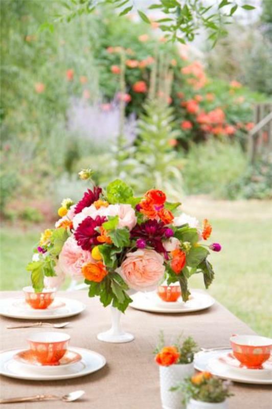 Kesäjuhlien koristelu värikkäitä puutarhaideoita pöytäkoristelevy etagere kakku