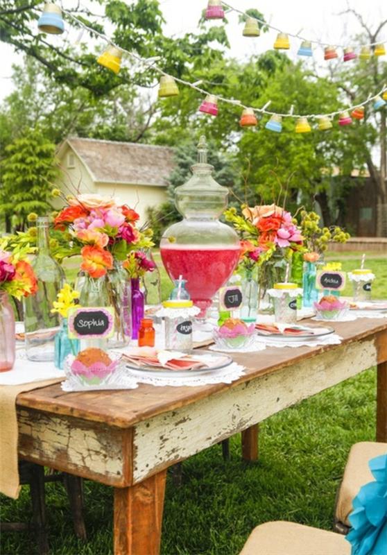 Kesäjuhlien koristelu värikkäitä puutarhaideoita pöytäkoriste vintage -pöytä