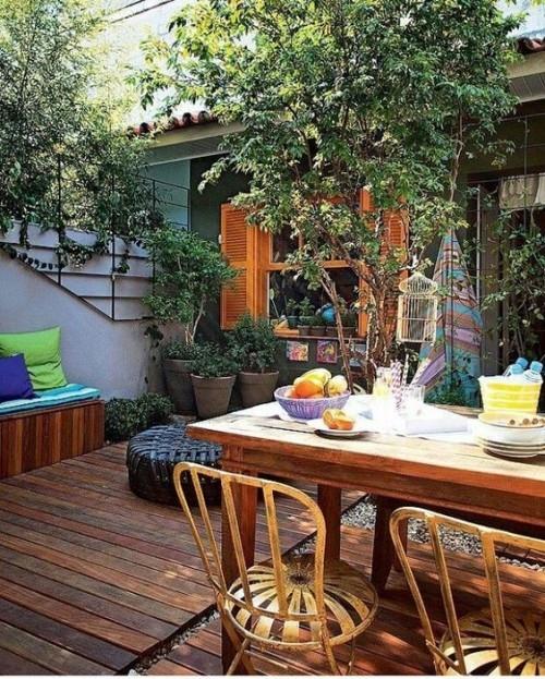 Kesäjuhlat verannalla paljon vihreää, tarpeeksi istuimia, tyynyjä, tuoreita hedelmiä