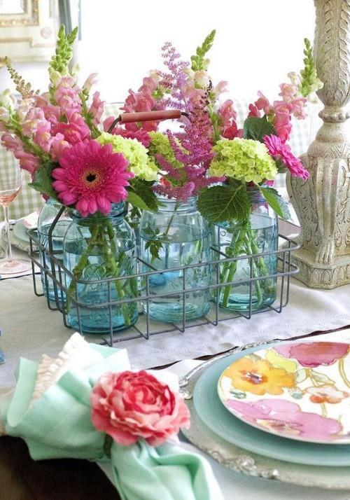 Kesäjuhlat yksinkertaiset juhla -astiat, jotka on valmistettu akryylimuuripurkeista maljakoina monia kukkia