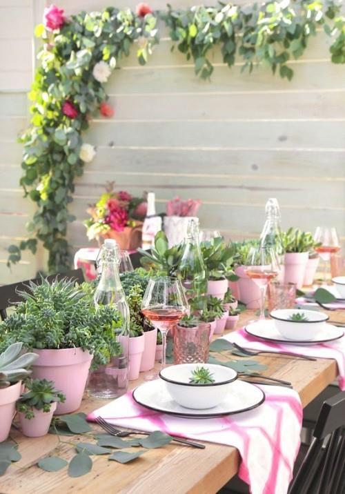 Järjestä kesäjuhlat ainutlaatuinen sekoitus tyylejä, vaaleanpunaiset ruukut saavuttavat paljon vihreitä kasveja