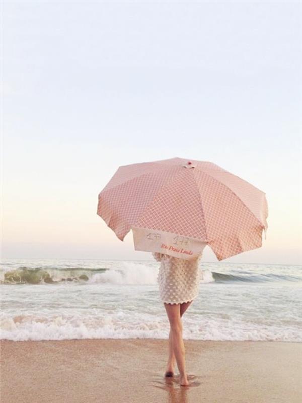 Varjot nainen rannalla sateenvarjo
