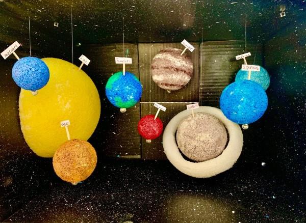 Tinker -aurinkokunta - erittäin helppoja ideoita, ohjeita ja mielenkiintoisia faktoja planeettojen pahvilaatikko -ideoista