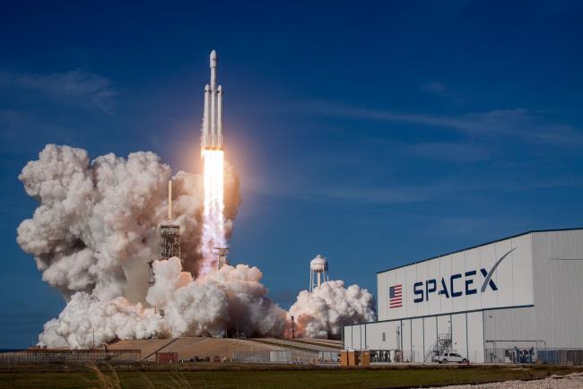 SpaceX Elon Musk Falcon-9 -raketti ensimmäinen miehitetty lento ISS: n onnistuneeseen tehtävään