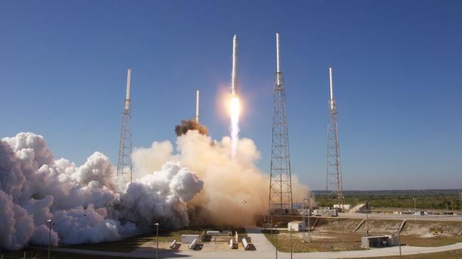 SpaceX Elon Musk Falcon-9 -raketti ensimmäinen miehitetty lento ISS: n historialliseen tehtävään