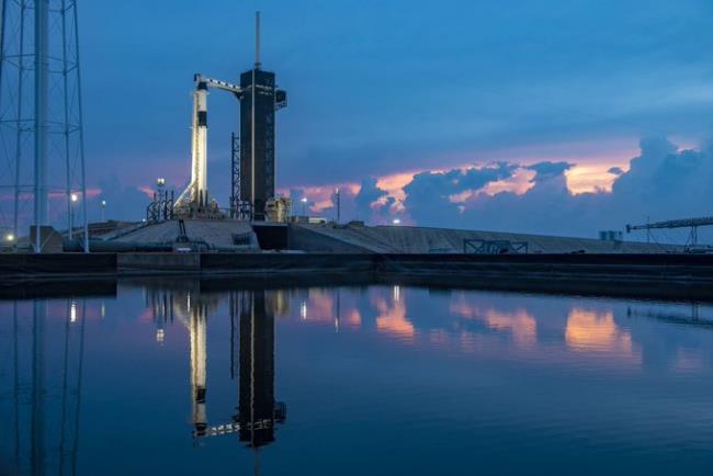 SpaceX Elon Musk Falcon 9 -raketti valmiina laukaisuun hyvillä sääolosuhteilla ensimmäinen miehitetty lento ISS: lle