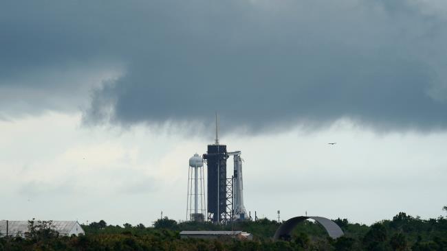 SpaceX Elon Musk Falcon 9 -raketti valmiina lähtöön Ensimmäinen miehitetty lento ISS: n ensimmäiselle lennolle laukaisi Floridan huonon sään