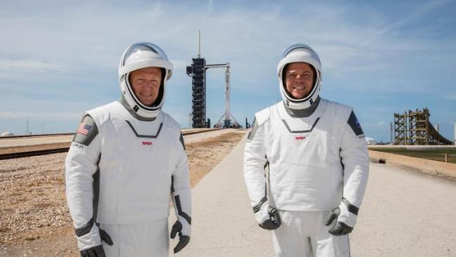 SpaceX Elon Musk -raketti laukaisi ensimmäisen miehitetyn lennon ISS: n kahdelle astronautille Doug Hurley Bob Behnken
