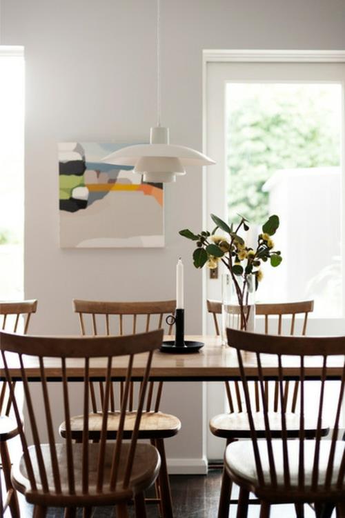Taloudellinen sisustus kotona ruokasali pöytä tuolit roikkuu lampun kukkia