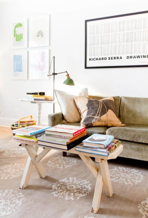 Taloudellinen sisustus kotona sohva samettityyny kirjoja olohuone