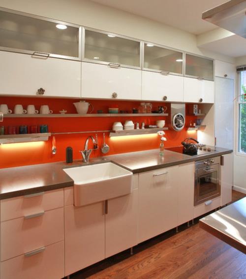 Pesuallas keittiössä oranssi keittiöpeili laatta työtasokaappi