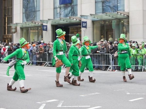 Pyhän Patrickin päivän paraati kadulla tanssivat vihreitä pukuja