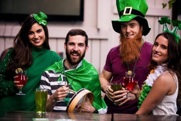 Pyhän Patrickin päivänä juhlitaan vihreään pukeutuneita nuoria ja juhlat alkavat