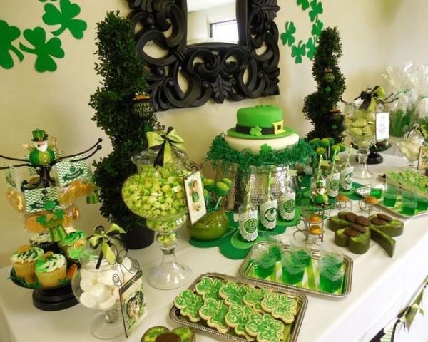 Pyhän Patrickin päivän juhlallisesti sisustettu pöytä vihreällä