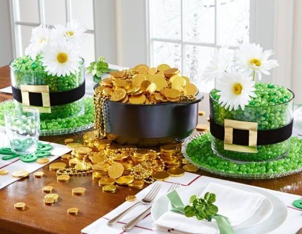 Pyhän Patrikin päivä juhlallisesti koristeltu pöytä vihreät karkit kultarahoja suklaasta