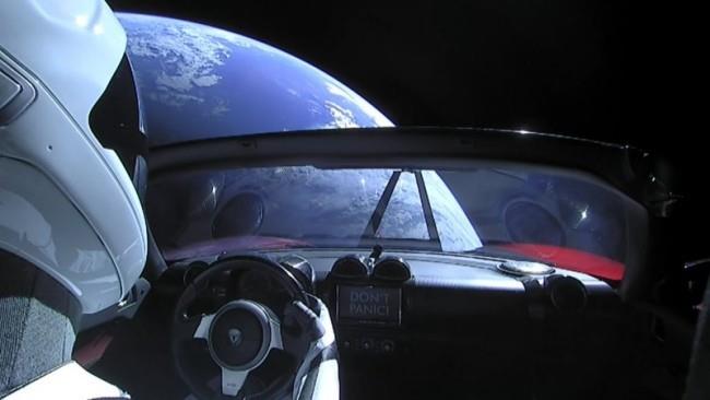 Starman Tesla Roadsterilla kiertää auringon ympäri ensimmäistä kertaa katsoen maan päälle, älä panikoi