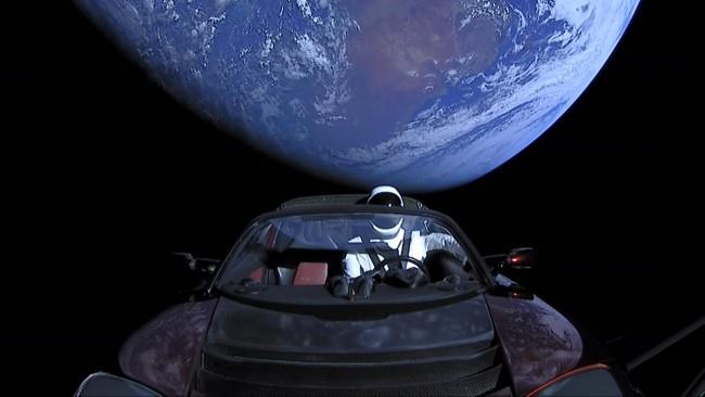 Starman Tesla Roadsterilla kiertää aurinkoa ensimmäistä kertaa maan kanssa taustalla