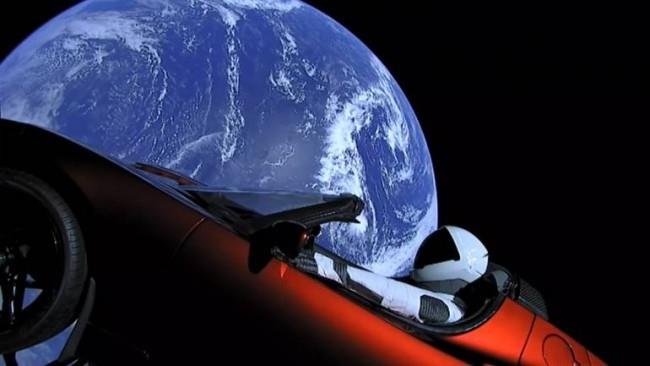 Starman Tesla Roadsterilla kiertää aurinkoa ensimmäistä kertaa avaruudessa