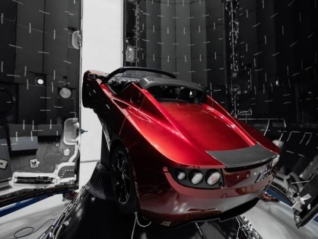 Starman Tesla Roadsterilla kiertää aurinkoa ensimmäistä kertaa, punainen Tesla valmis aloittamaan