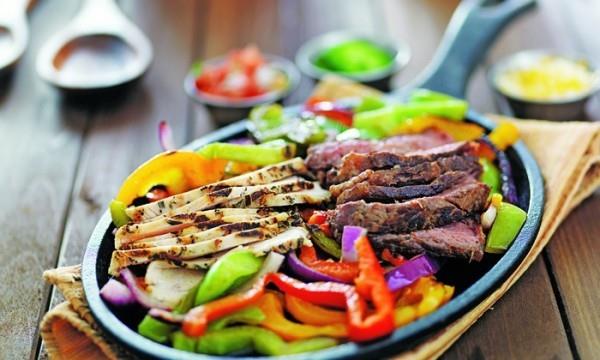 Pihvi Jalisco herkullisen mausteisen makuisia meksikolaisia ​​ruokia