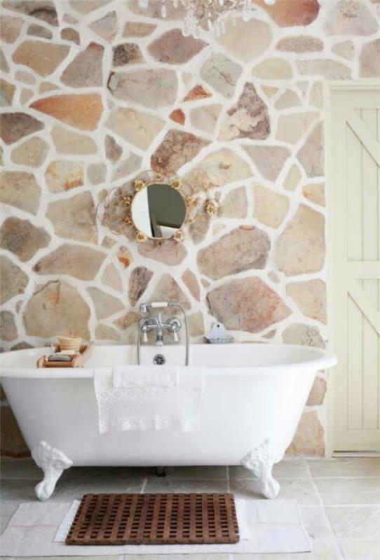 Kivi kylpyhuoneessa Kylpyhuone retro -tyylinen kiviseinäkylpy, jossa on kynsijalat