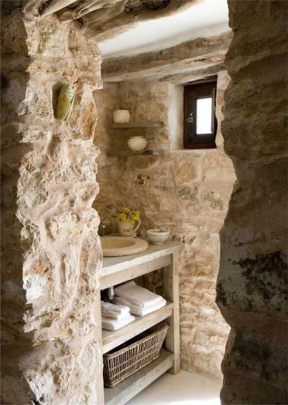 Kivi kylpyhuoneessa Puhdasta luonnollisuutta ei sileitä pintoja maalaismainen ja näkyvä korikankaiden hylly